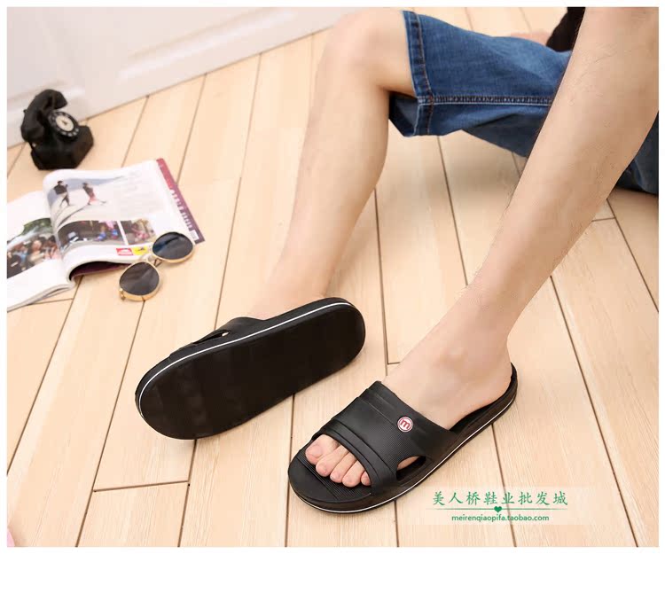 Dép cầu đẹp cho nam Mùa hè nam dày đáy xốp nhẹ Phòng tắm không trơn trượt Đơn giản mang dép dép versace