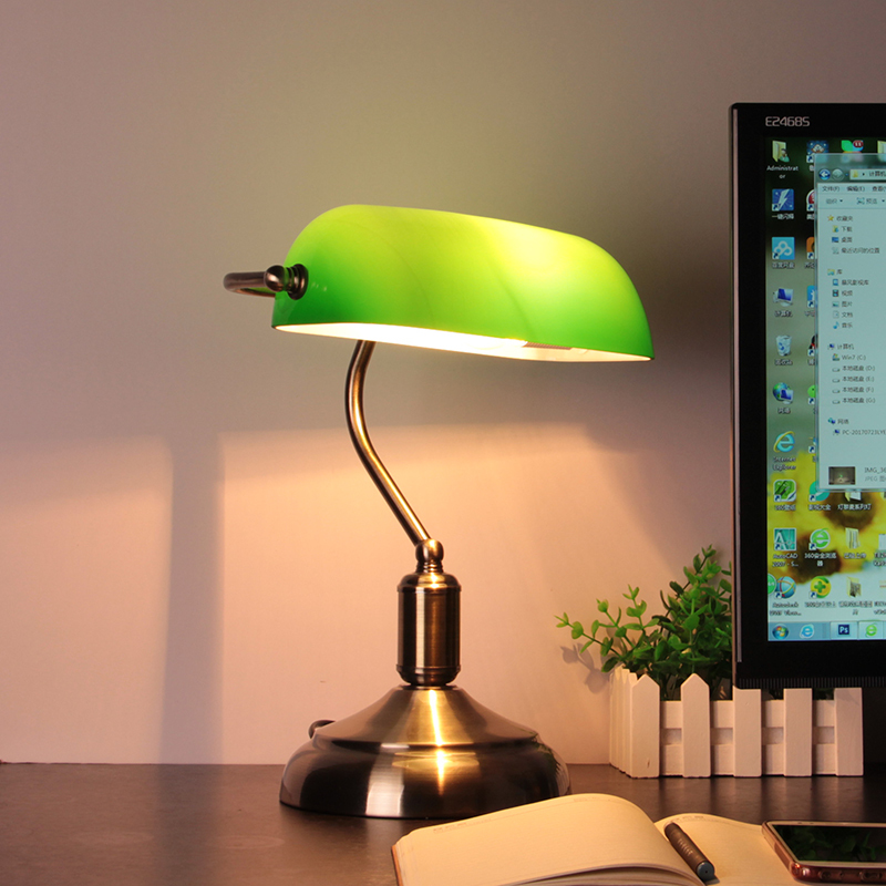 American-Style Republic of China Nostalgic Old Shanghai Bank Desk Lamp European-Style Retro Living Room Bedroom Study Work Green Dimming Lamp