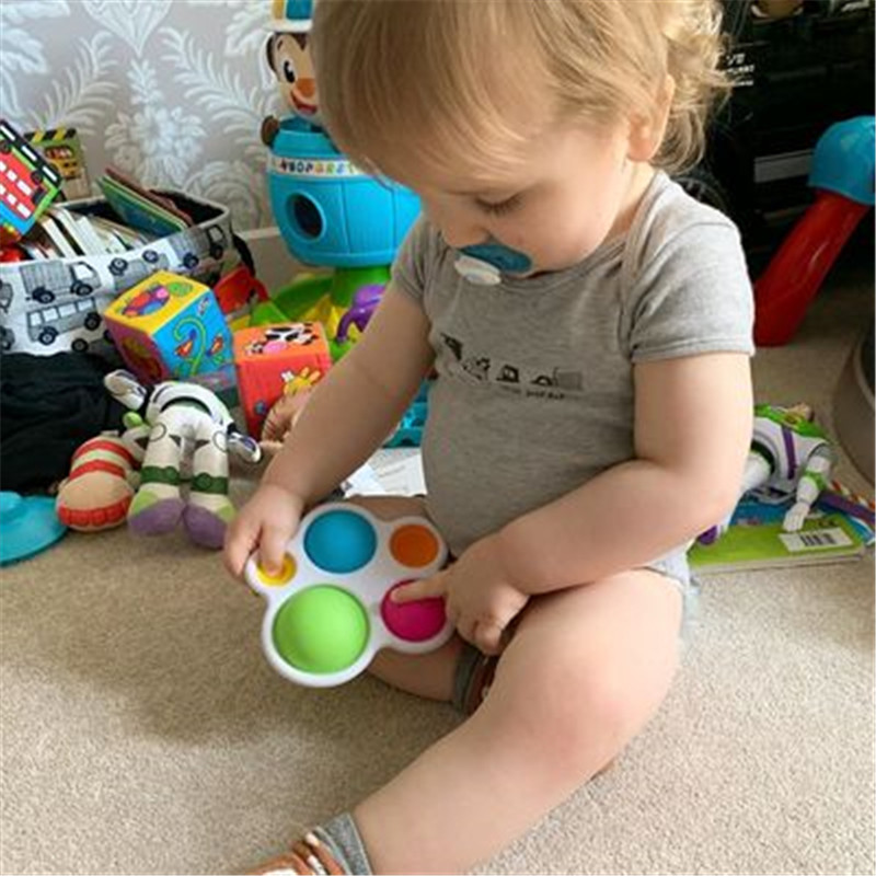 Baby's hand grip exercise plate can be pressed to bite the baby finger fine action Wise development Toy March 