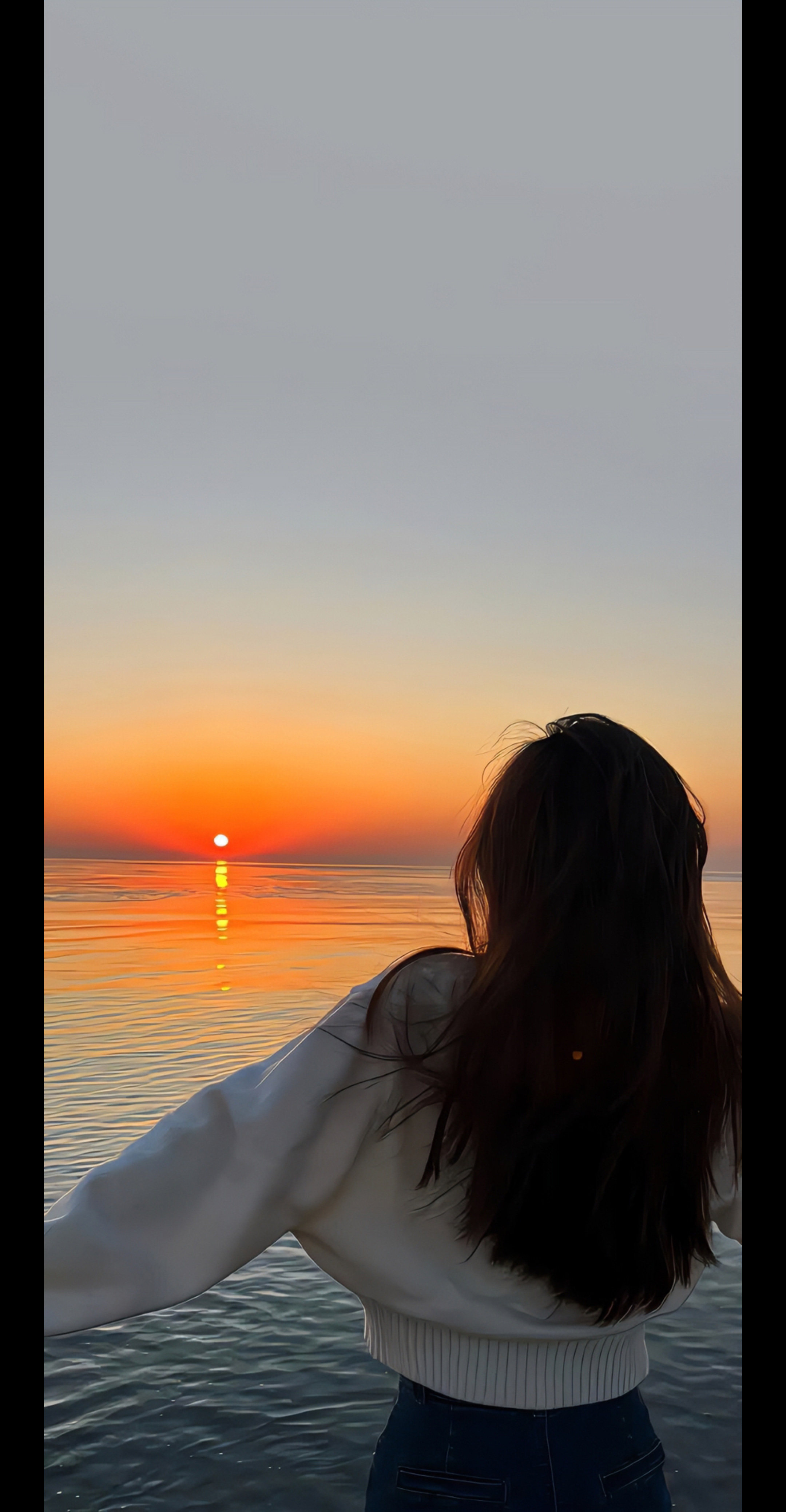 4K 海边日落长发女生背影手机壁纸 海上夕阳治愈氛围感插画