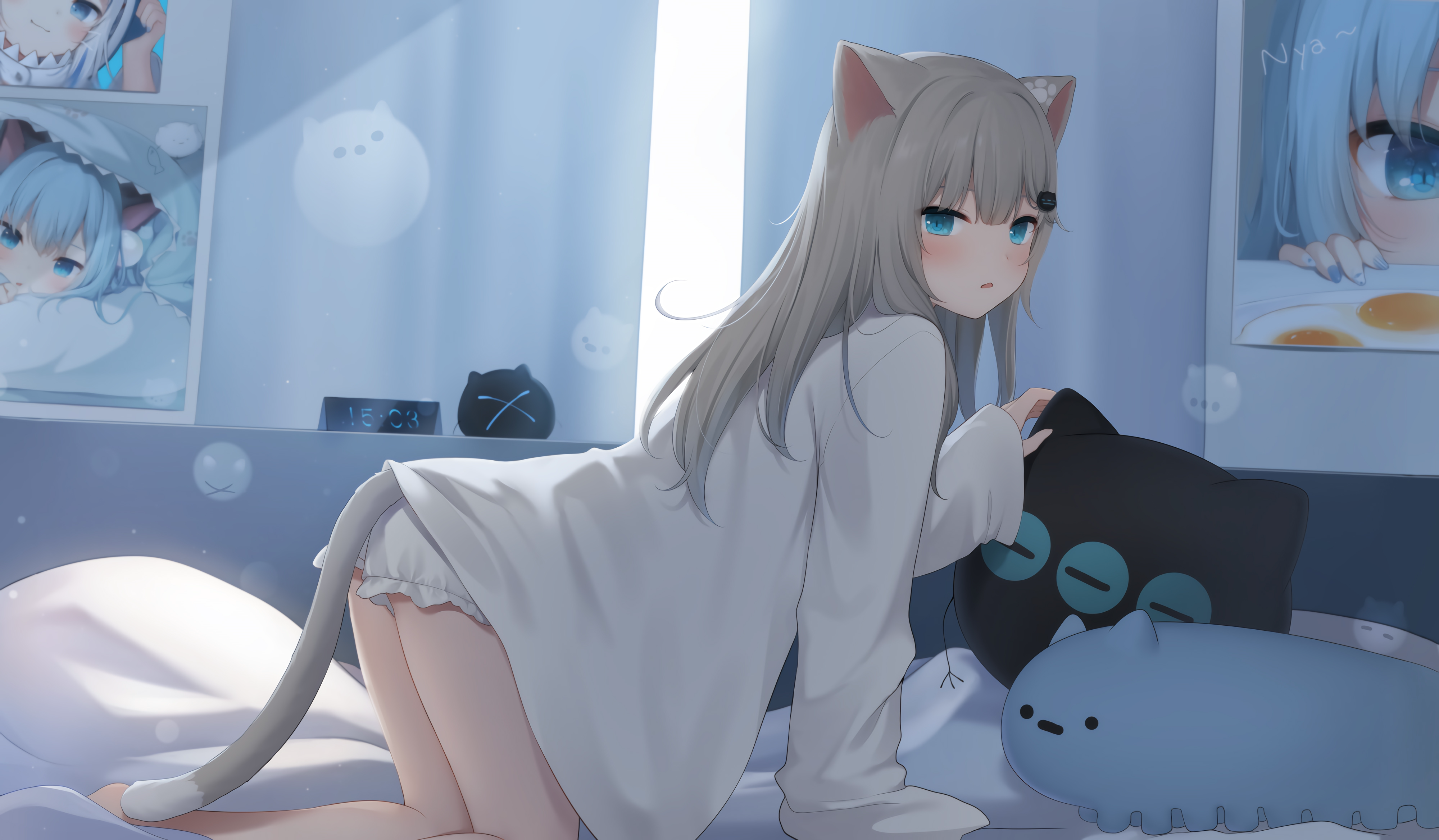 4K 高清二次元猫耳少女横版插画,灰长发蓝瞳兽耳猫尾,白色宽松睡衣,卧室床边,黑色蓝色猫咪玩偶,柔和阳光,日系动漫,无水印电脑壁纸
