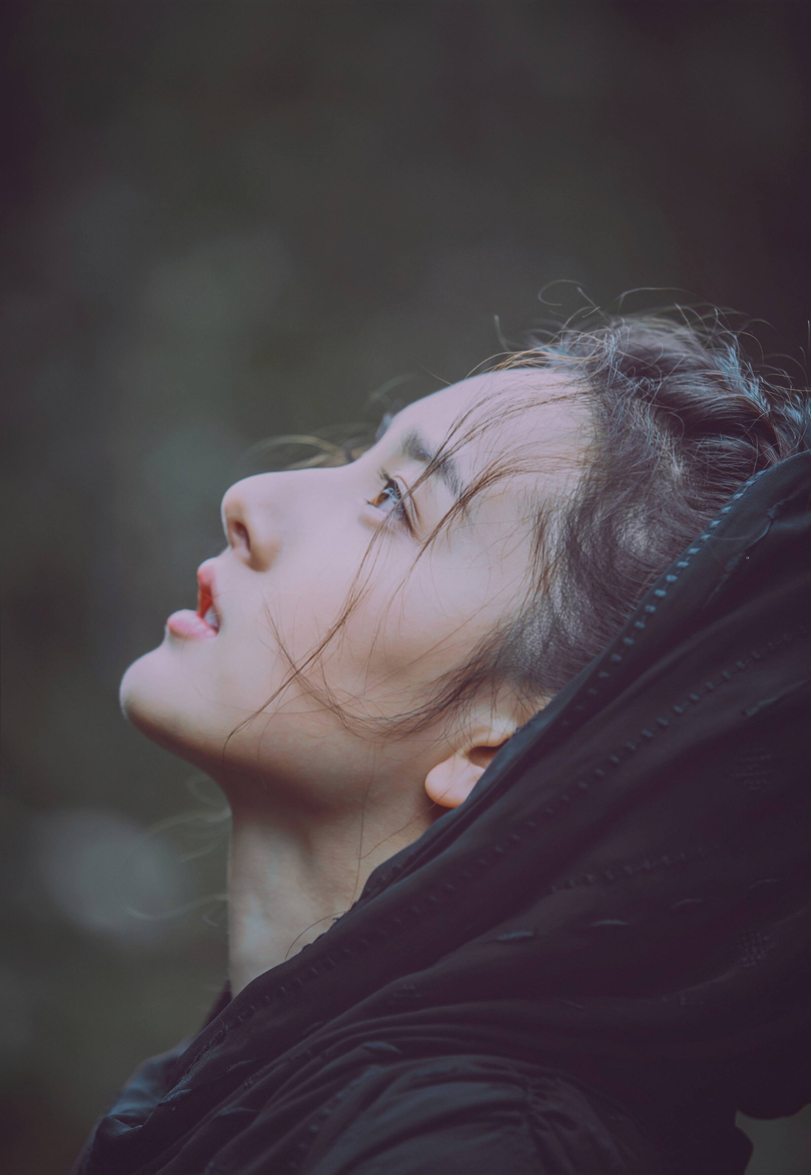 暗调胶片壁纸 森林仰头情绪少女特写竖版手机锁屏