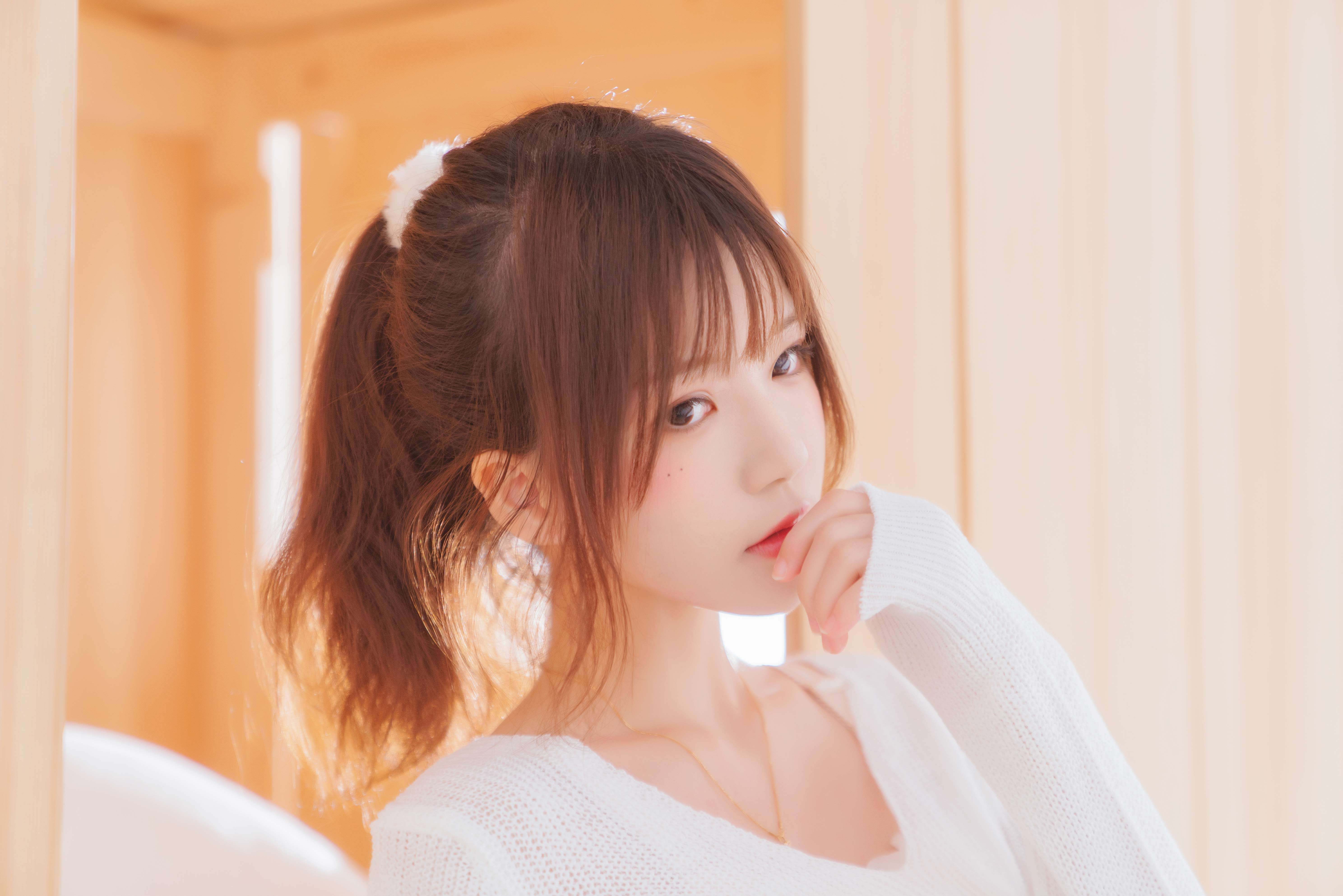 暖调日系高马尾少女居家写真 4K 高清无水印壁纸