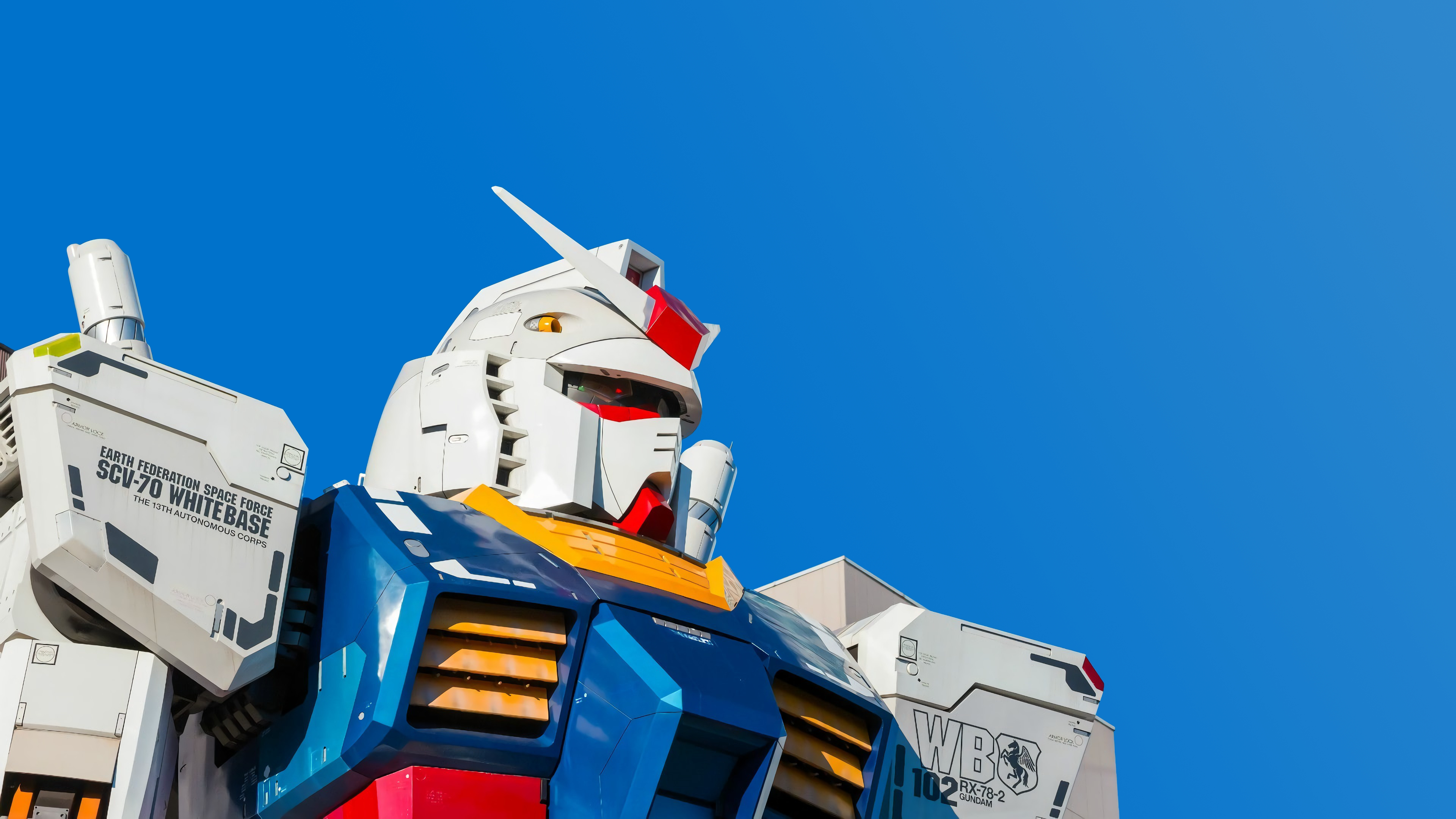 4K 高清 RX-78-2 元祖高达电脑壁纸,蓝天背景巨型高达立像侧仰拍,横版无水印