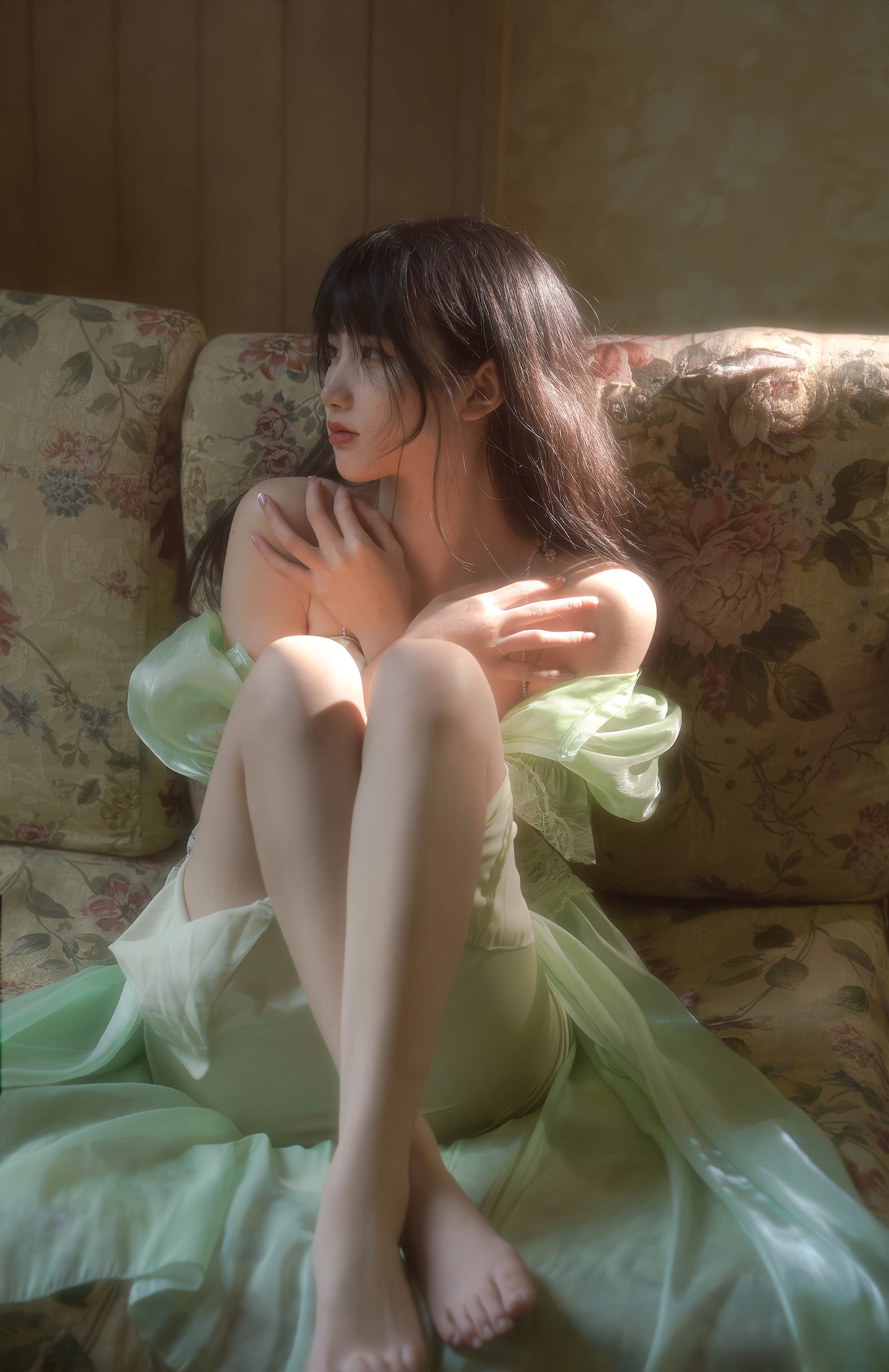 复古柔光壁纸 浅绿纱裙少女沙发人像竖版手机锁屏