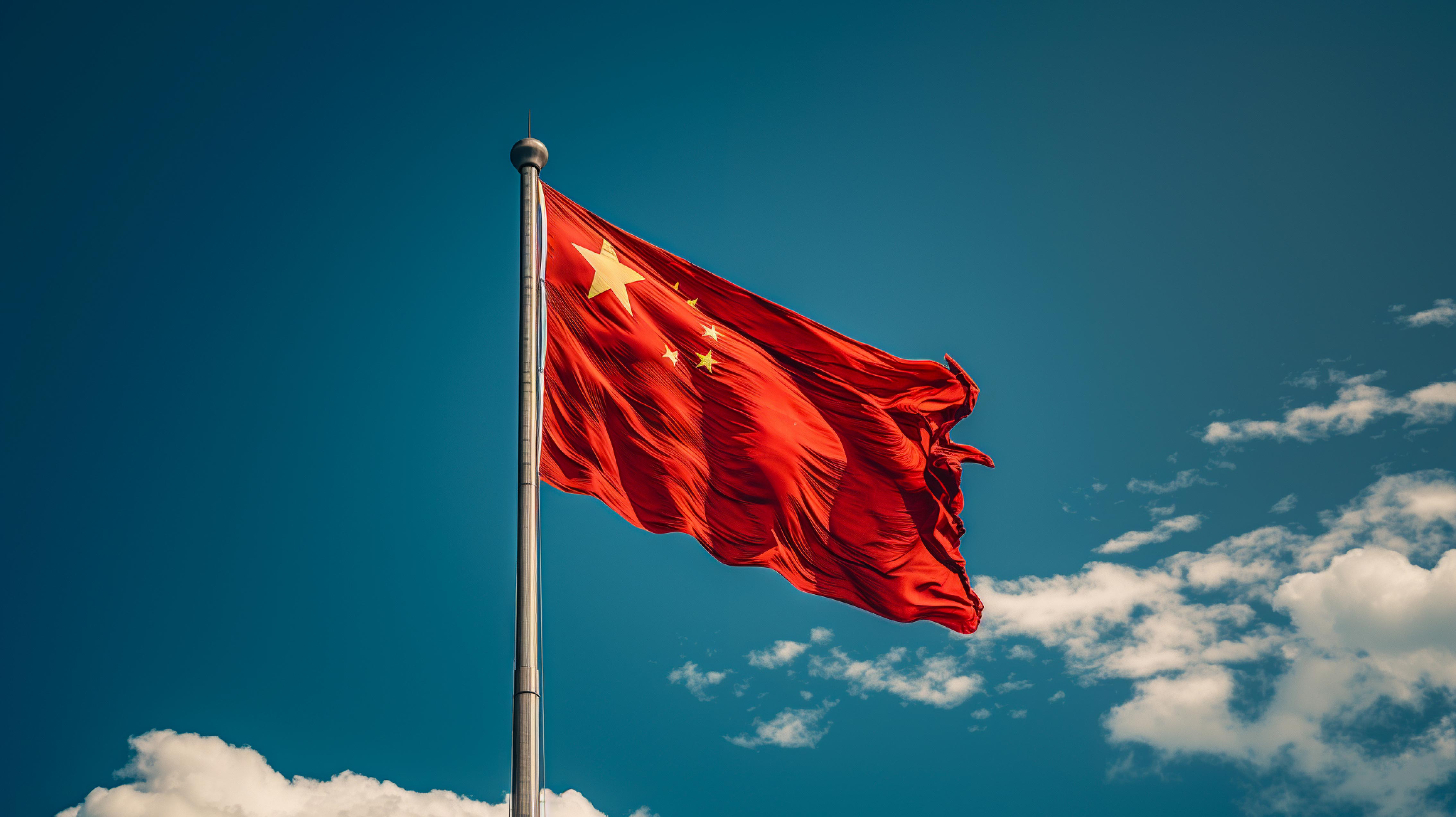 4K 高清五星红旗电脑壁纸,蓝天白云下飘扬的中国国旗,爱国主题无水印横版背景图