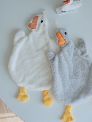 Fashionable kitchen and bathroom hand towels in the grocery store, super soft and super absorbent, cute duck-shaped cloth, children's hand towels