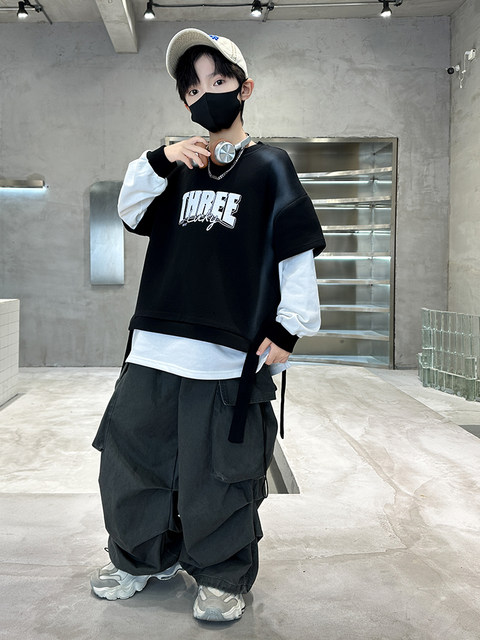 Boys' Autumn Outfit Set 2026 New Stylish Children's Sweatshirt and Cargo Pants Two-Piece Set for Older Kids in Spring and Autumn