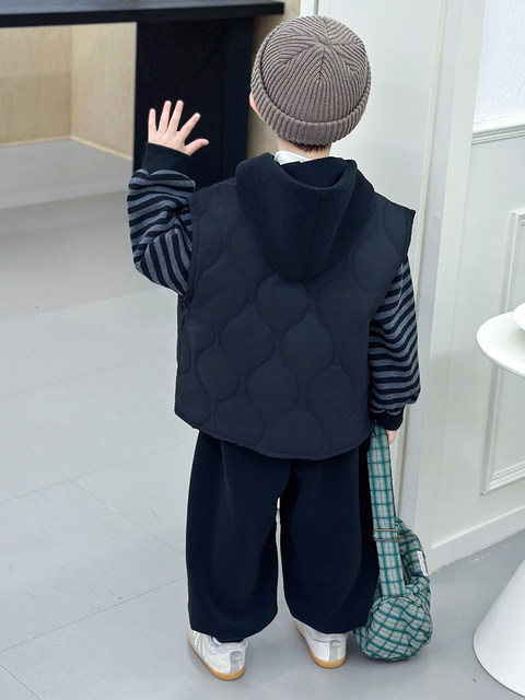 Boys suit autumn and winter 2025 new style baby plus velvet clothes children's quilted vest and pants three-piece set