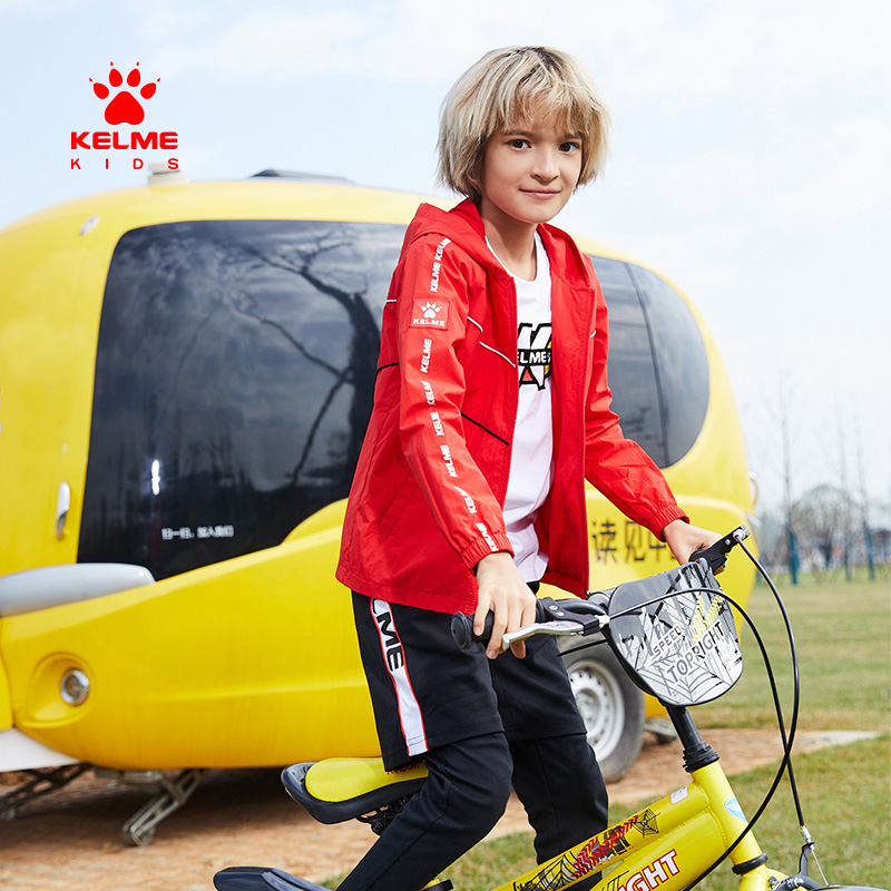 KELME KIDS CALME BOYS Winden đội mũ trùm đầu mùa xuân mới TRẺ EM STRING COAT THƯ PRINTTH