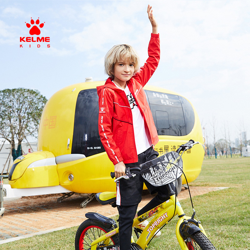 KELME KIDS CALME BOYS Winden đội mũ trùm đầu mùa xuân mới TRẺ EM STRING COAT THƯ PRINTTH