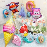 Мультфильм мультфильм алюминиевые пленки воздушные шарики Дети. Уличные киоски продают алюминиевую фольгу.