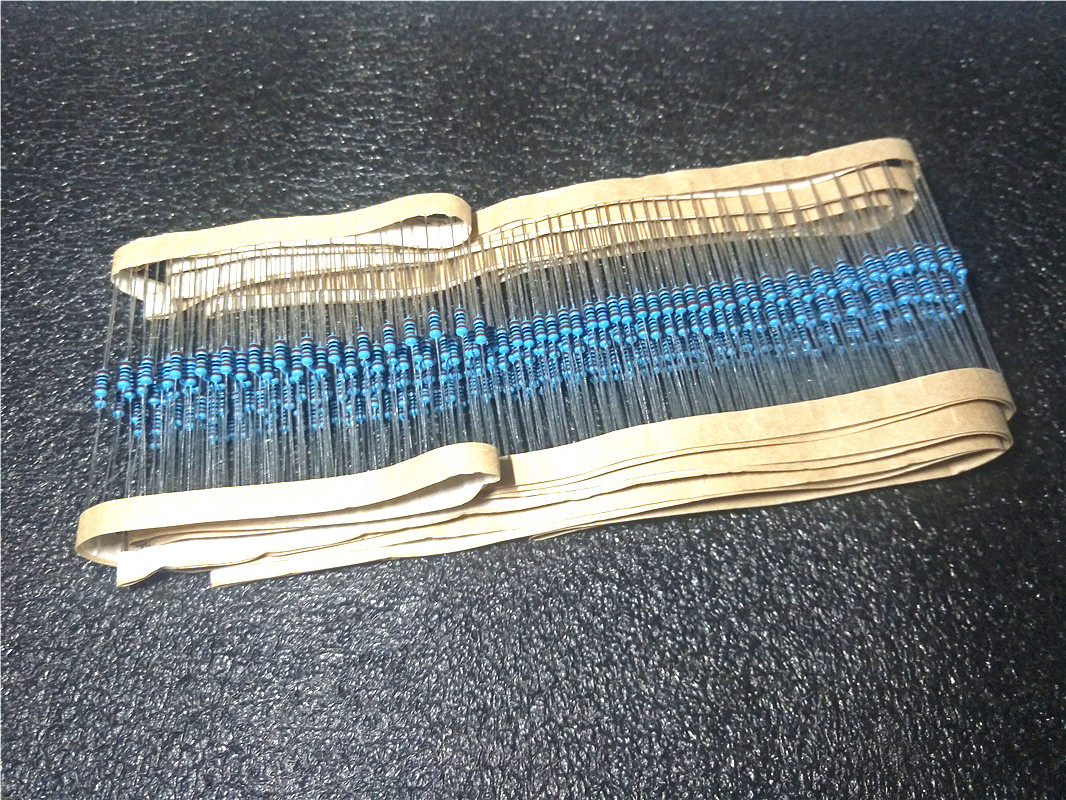 High-quality metal film resistor 1 4W error 1% photographed 10 0 25W