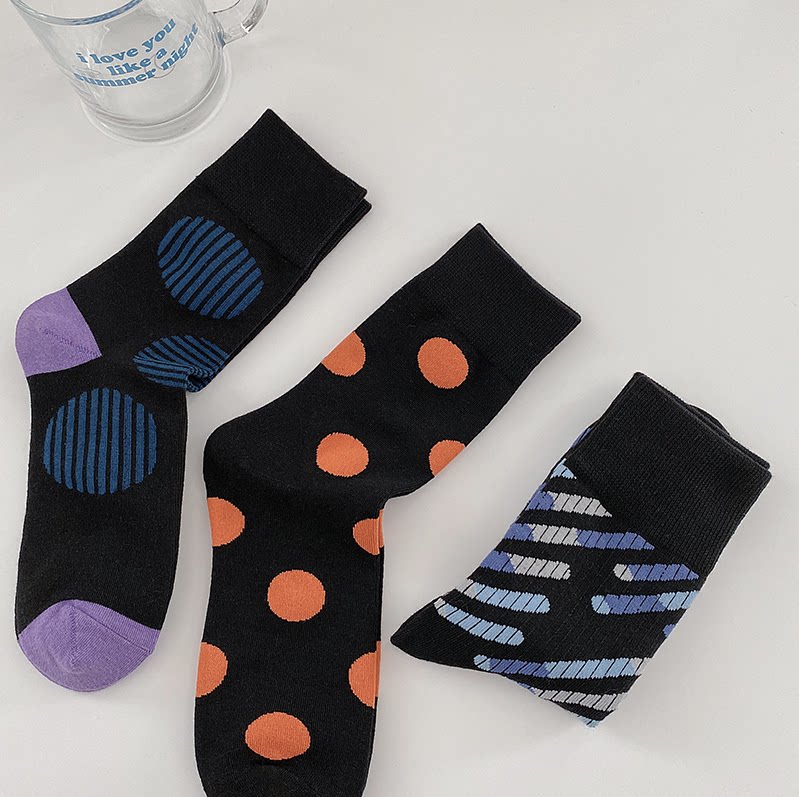 Polka dot socks women's middle tube socks ins tide black retro geometric pattern wild Korean version autumn and winter long tube cotton socks