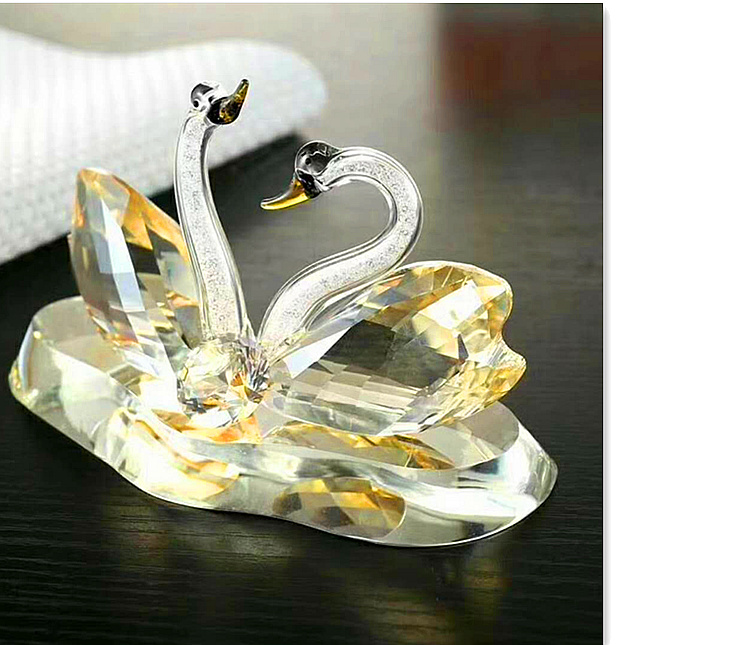 Trang trí xe màu đỏ trang trí nội thất xe hơi cao cấp sáng tạo xe thơm tinh thể thiên nga xe trang trí dễ thương cung cấp phụ kiện trang trí ô tô