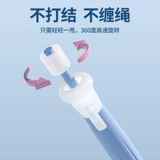 Ученик начальной школы, пропуская веревки