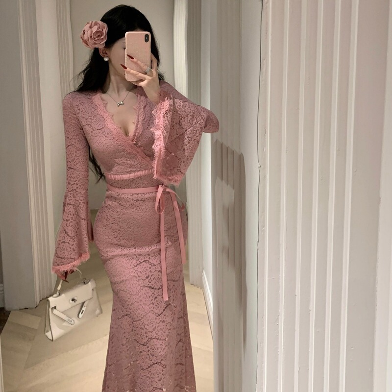 Plus-Size Elegant Lace V-Neck Bell-Sleeve Dress for Women, Autumn Pure and Alluring Style, Inner Wear, Waist-Cinching, Slimming, Bodycon Dress