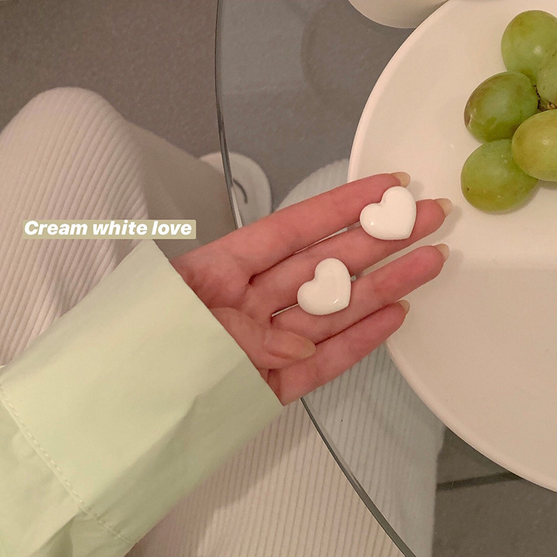 Early spring milk white love ear pin 2021 New wave qi and high atmosphere ear decoration female ear clip without earhole ear pin