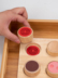 hỗ trợ giảng dạy Montessori trẻ em chạm vào nhận thức giác quan đồ chơi nắp màu phù hợp với vườn ươm xúc giác kính nhớ Đồ chơi bằng gỗ