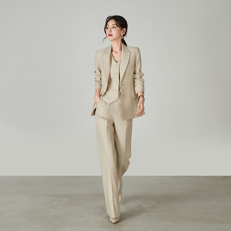 High-End Professional Commuting Champagne Apricot Suit Set for Women, Business Fashion, Height-Enhancing Suit with Straight-Leg Pants, Three-Piece Set