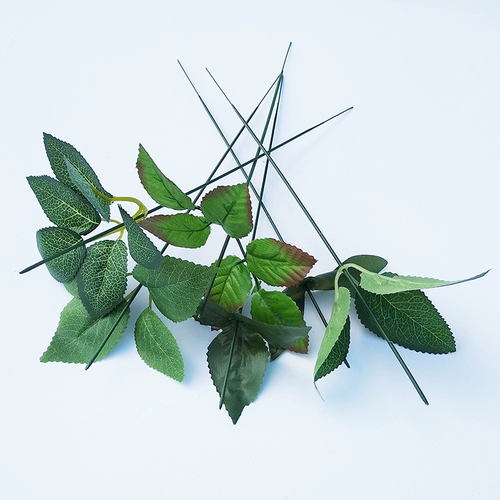 Зеленая железо шелковая платформа цветочная роза стебли.