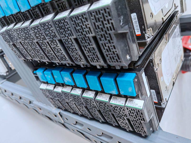 HDS AMS2100 2300 stores DF-F800-AKH600 3276138-D 600GB SAS hard disc