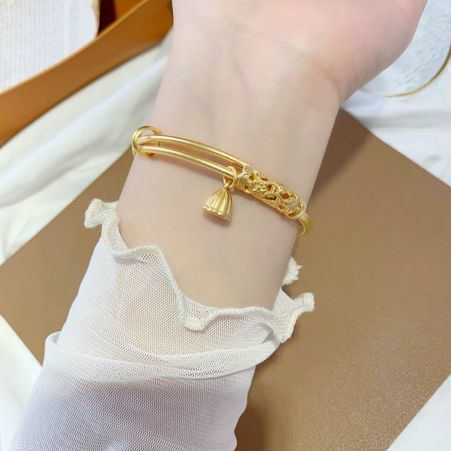 Hollow carved lotus gold covered silver ancient bracelet gold 9999 fashionable round belly ladies push-pull bracelet bracelet