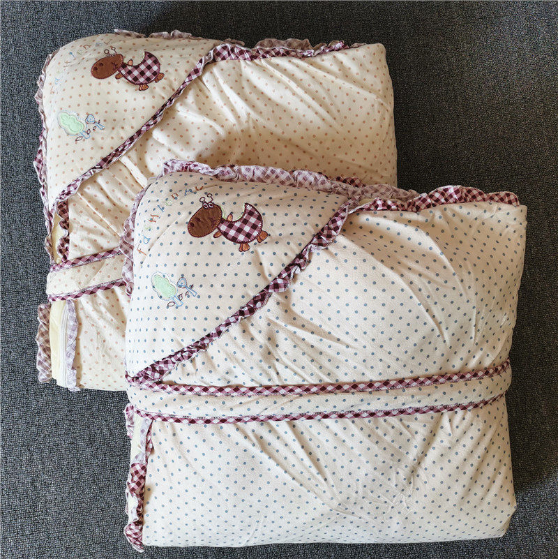 Riley Bebee hug is baby winter thick hugging blanket detachable liner hug is slightly flawless and not reversed