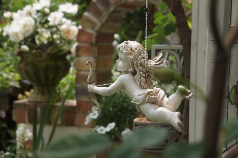 Vintage Distressed Hanging Resin Cupid Little Angel Ornament Garden Courtyard Decoration in Stock Vintage Distressed Hanging Resin Cupid Little Angel Ornament Garden Courtyard Decoration in Stock