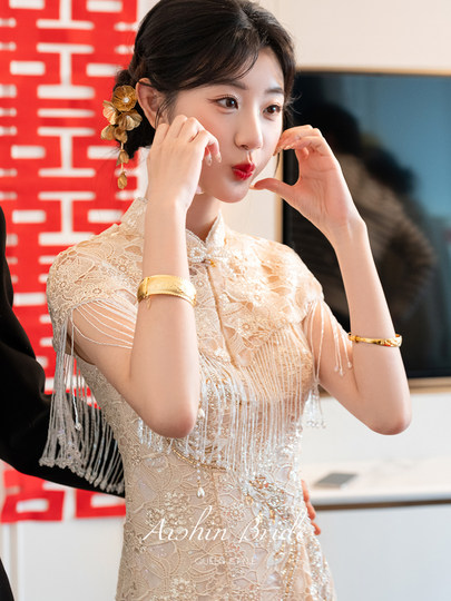 Aishini <Wutong> Cheongsam Toast Wear mujer 2025 nuevo vestido de compromiso de estilo chino vestido de borla de hombro de nube