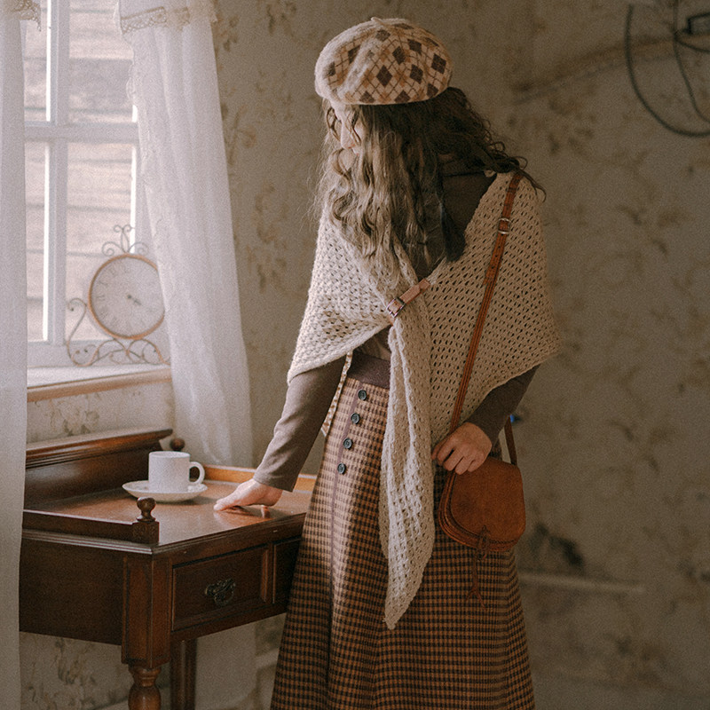 Dream Horse Art Retro Small Shawl Shoulder Hollowed-out Knit Pure Colors Spring Autumn Warmth sembles wearing a scarf and a new style