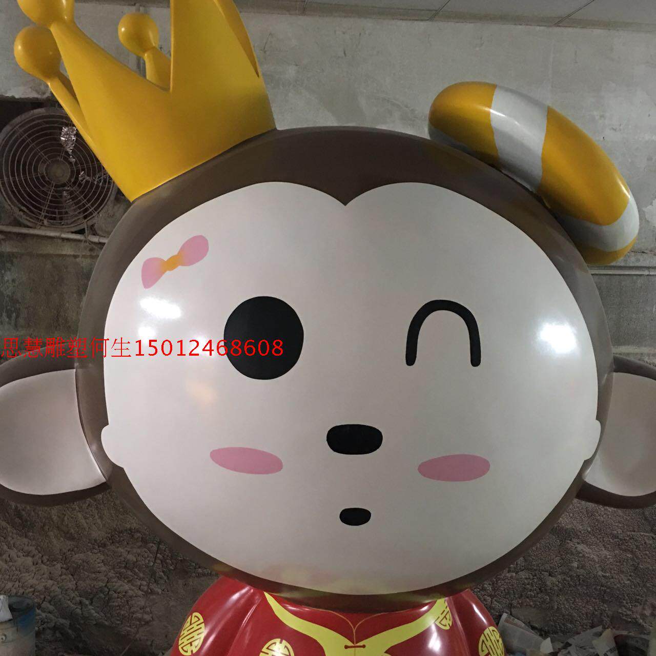 Mass production fiberglass cartoon sculpture manufacturer creative crown monkey sculpture painted cartoon animal sculpture