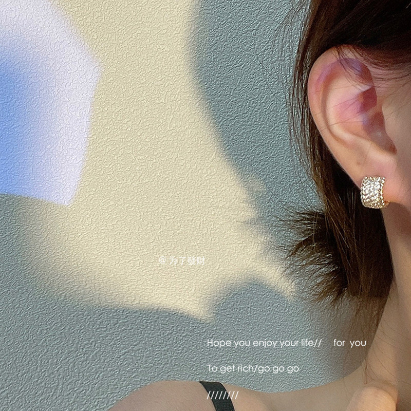 ToGetRich temperament inlaid with delicate advanced senses c-type ear pin minimalist small crowdsourced earrings 2021 New wave