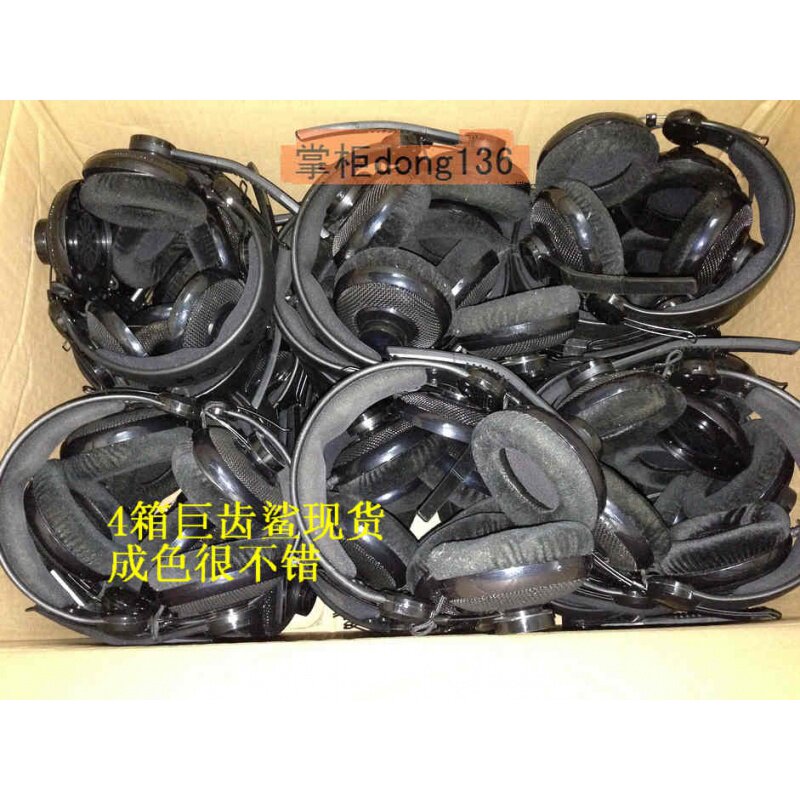 Double crown: the original wire-cut Razer headset Megalodon is a good color