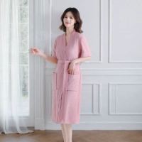 Светло-розовые женщины [в поглощающем водяном халате после принятия душа]