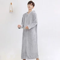 Светло -серая модель на молнии с капюшоном