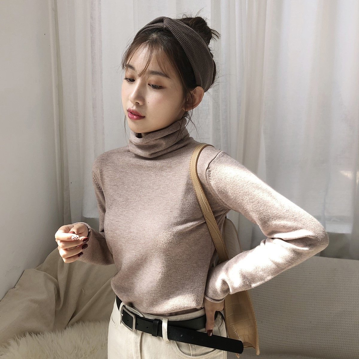 High-neck bottoming shirt women's 2021 Korean version autumn and winter basic style slimming Western-style high-neck knitted sweater with a sweater inside