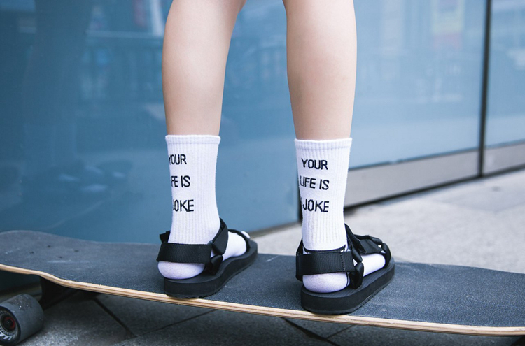 Đôi vớ cotton in Hàn Quốc vớ ống chữ cái vớ hip hop tất nam và nữ Châu Âu và vớ đường phố Hoa Kỳ tất gấu nữ