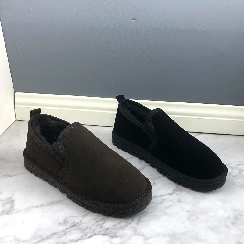 Other men's shoes that have been removed from the cabinet and broken, 2022 winter style