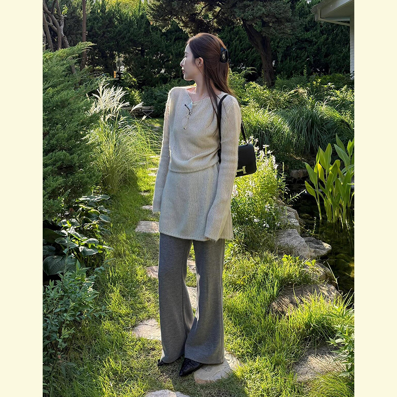 A Complete Set of Ootd Outfits in Korean Style for Early Autumn, Featuring a White Knit Top with a Layered Look and Gray Pants Set for Women