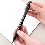 Студенты по написанию писательской кисти Soft Head Используют специальную каллиграфию специальной каллиграфии в небольшом случае Кай Кай в Мо да Кай.