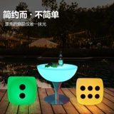 Светодиодный красочный световый стул на открытом воздухе.