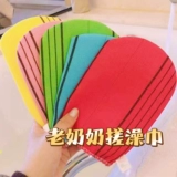 Бабушка потирает перчатки для полотенца для ванны, купание назад, две стороны, ванна, грязь, купальный артефакт