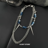 Синий браслет из бисера, небольшие дизайнерские штаны в стиле хип-хоп, тренд сезона