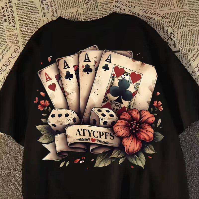 アメリカンレトロなトランプ柄プリントのメンズ半袖Tシャツ。トレンディなストリートスタイル、夏のゆったりフィット、ハイストリート、インスタ映えスタイル、学生向けトップス。