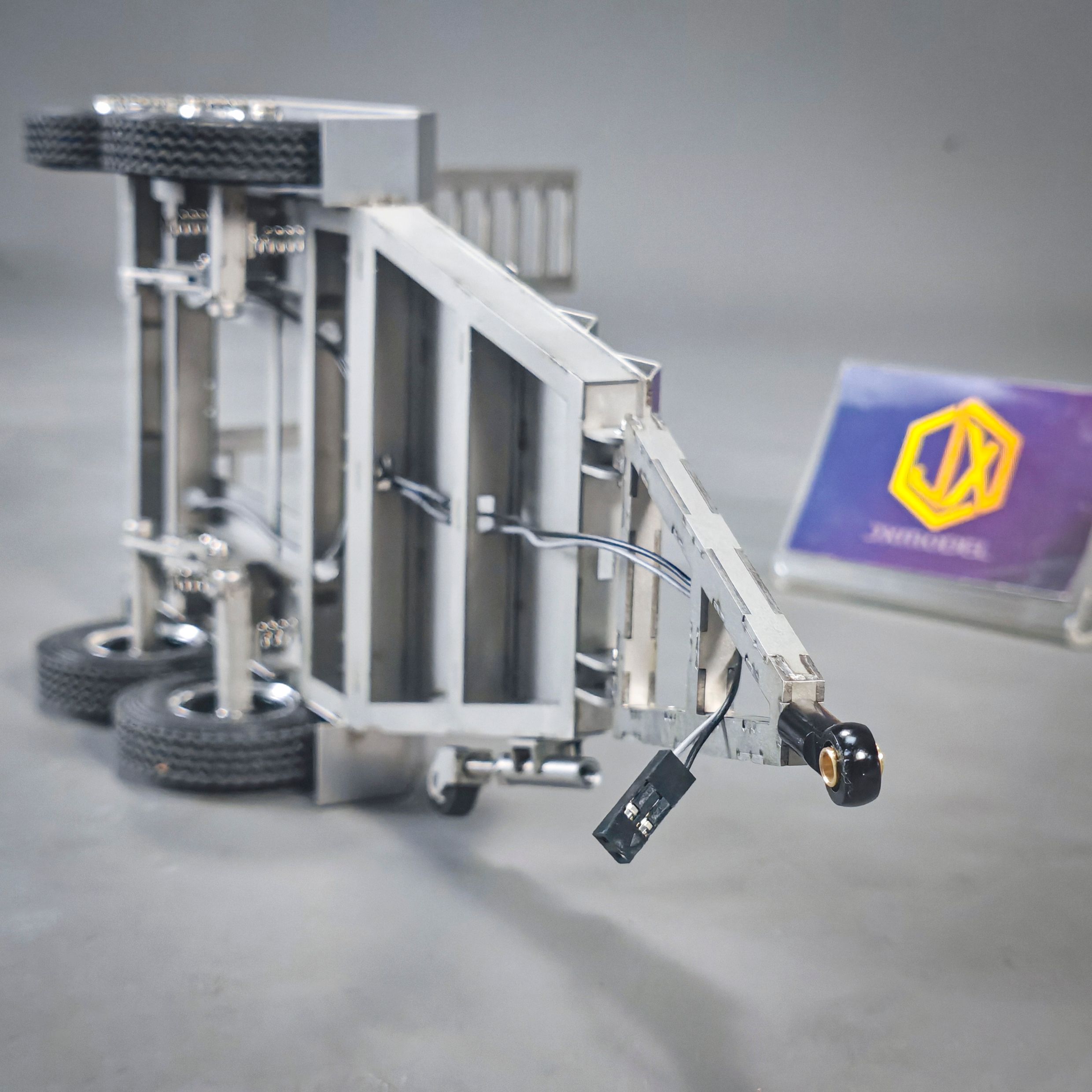 Zweiachsiger technischer Mini-Anhänger – JXmodel 1/14 Metallmodell mit beweglicher Rückleiter und Rücklichtern, E20-Bagger – Detail 7