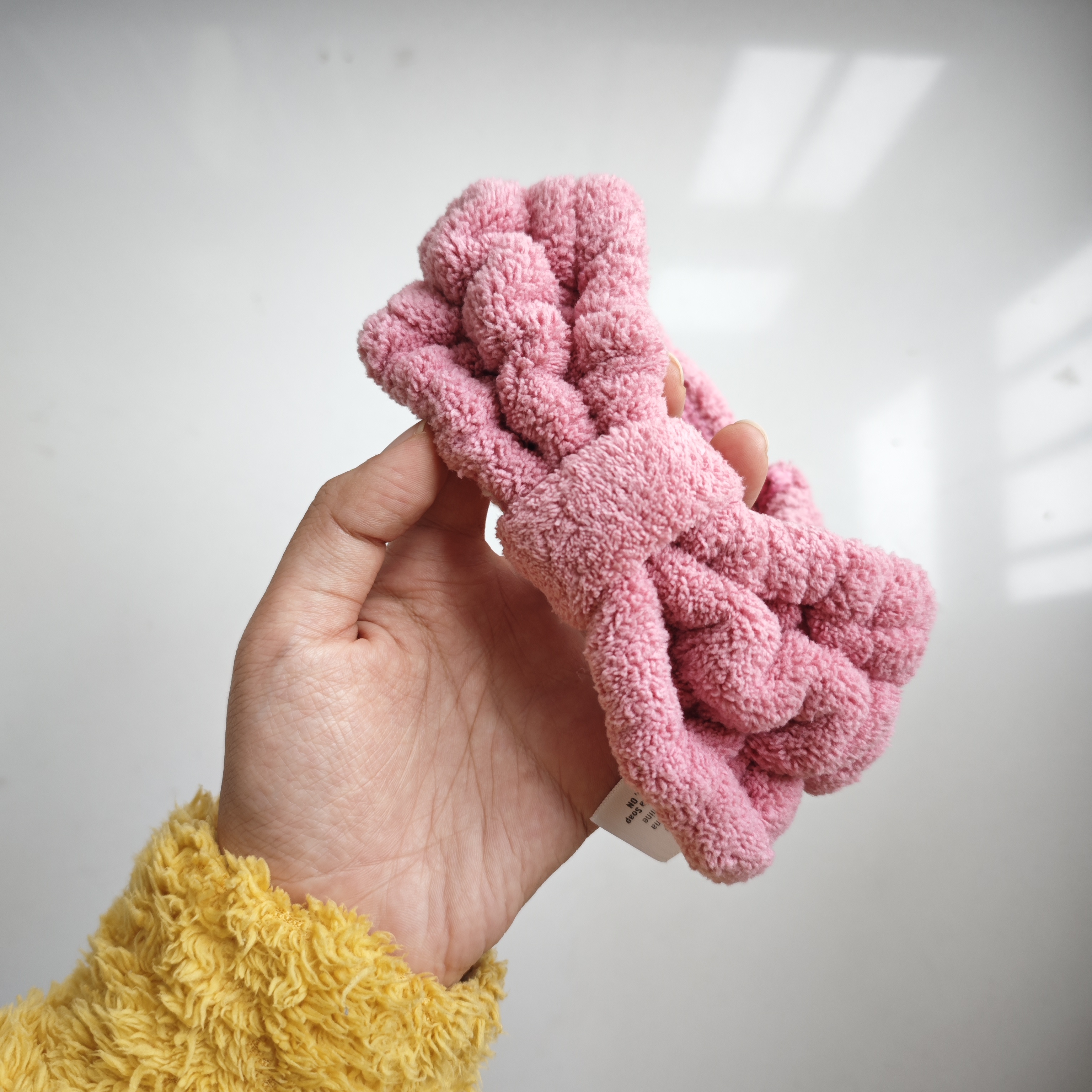 轻松护理：专为面部清洁设计的弹性发带和手腕毛巾