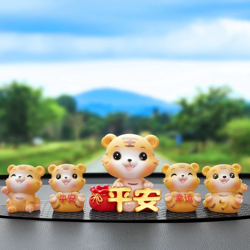 Xe Little Tiger gắn trên ô tô 2021 Vật tư trang trí bảng điều khiển trung tâm mới Bộ sưu tập hoàn chỉnh của Năm con hổ Trang trí nội thất ô tô miếng lót ghế gỗ 