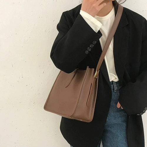 Вместительная и большая сумка на одно плечо, из натуральной кожи