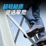 Электрик, изолируя рабочую трудную мужскую стальную головку.